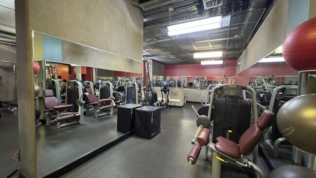 Building Photo - Urban Living with Iconic Views