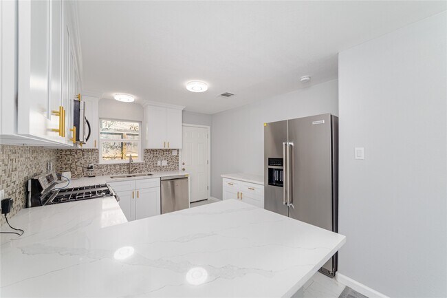 Building Photo - 1716 Crestdale Dr