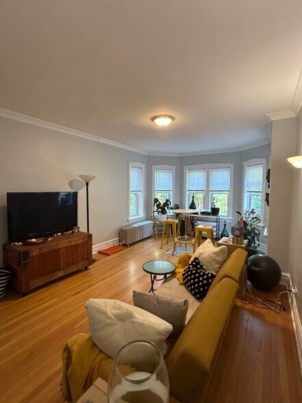 Building Photo - 4705 N Artesian Ave