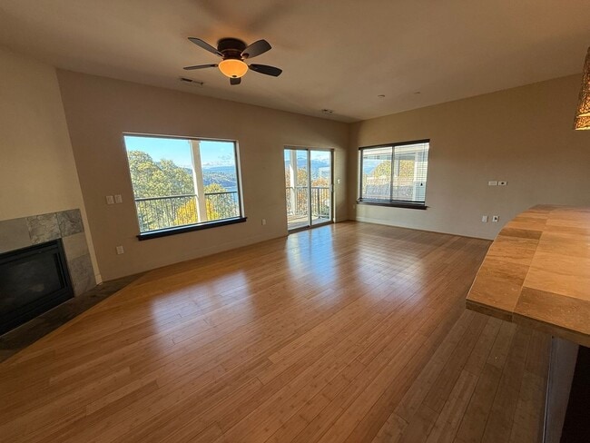 Building Photo - Application Pending - 2 Bedroom Townhouse For Rent In White Salmon