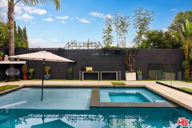 Building Photo - 18589 Linnet St