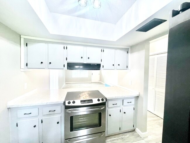 Building Photo - 6930 Woodley Dr