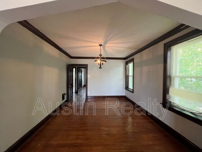 Building Photo - 5072 Lindenwood Ave