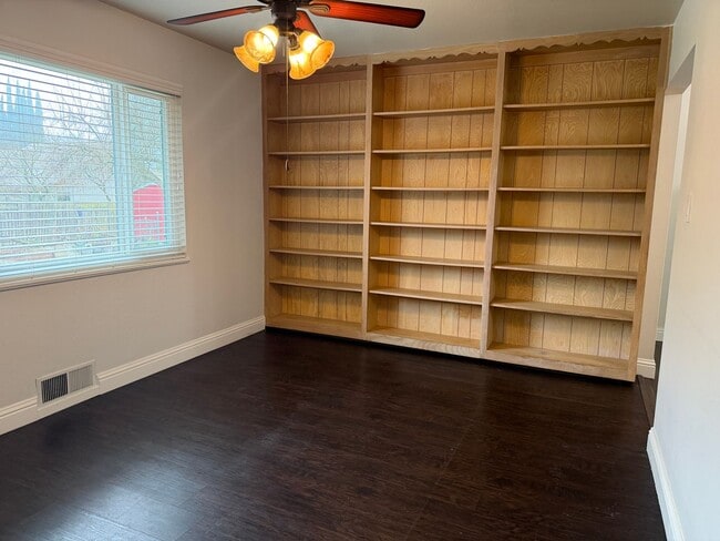 Building Photo - Adorable 3 bedroom 1.5 bath home garden setting