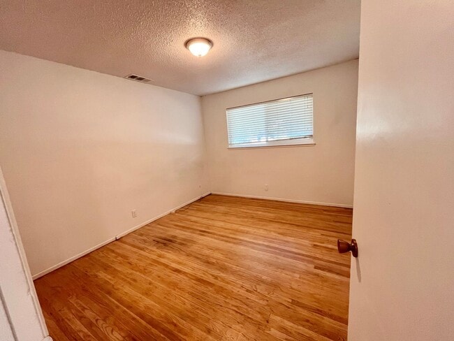 Building Photo - Fall Rental: Charming 2-bedroom, 1-bathroom duplex near UC Davis featuring central heating and ai...