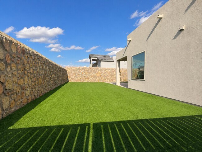 Building Photo - 876 Eastwell Dr