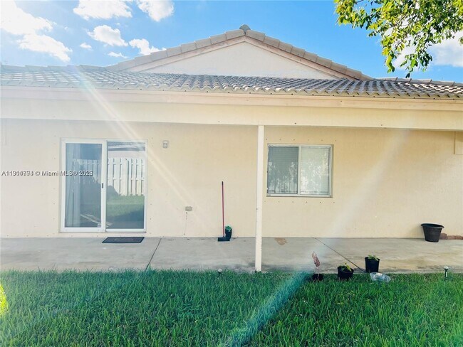 Building Photo - 4537 SW 134th Ave