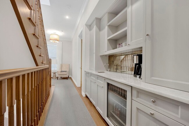 Building Photo - 103 W Chestnut St