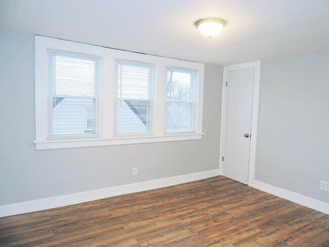 Building Photo - 5 Bed - 2 Full Bath Cape Cod for Rent!