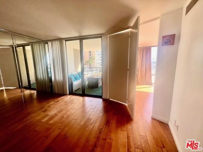 Building Photo - 4314 Marina City Dr