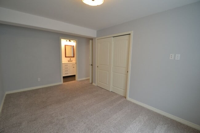 Building Photo - 5 Bed 3.5 Bath 3 Car Garage with AC