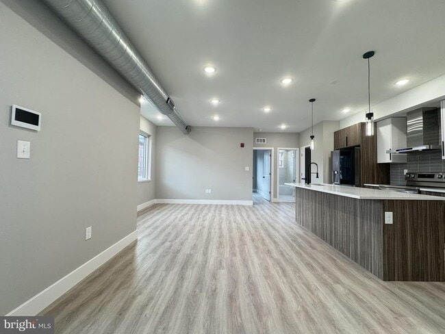 Building Photo - 646 W Huntingdon St