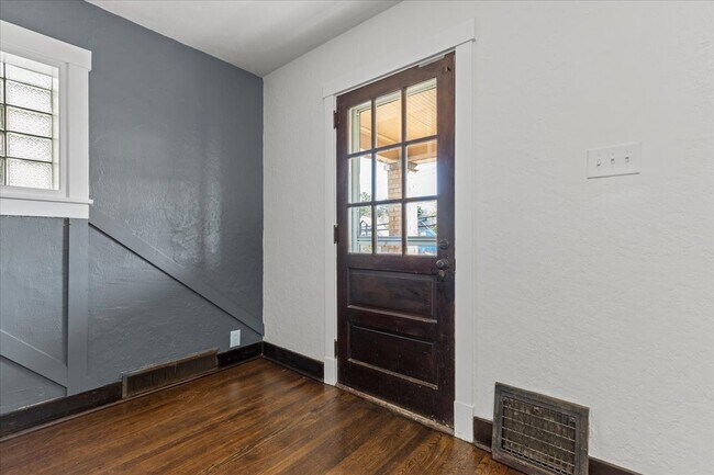 Building Photo - 2816 Clermont Ave