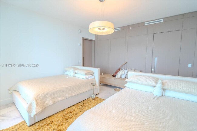 Building Photo - 700 NE 26th Terrace