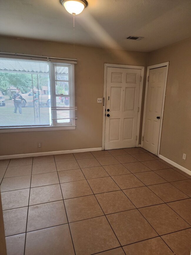 Building Photo - 508 Fraser Dr