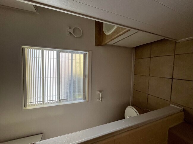 Building Photo - 590 Florosa Ct