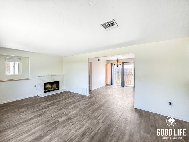Building Photo - Renovated 3BD/2.5BA Condo in Chula Vista with Fireplace, W/D & Private Balcony