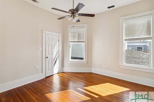 Building Photo - 413 E Waldburg St