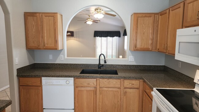 Building Photo - 3 Bedroom Home in Westbank Estates Near E ...