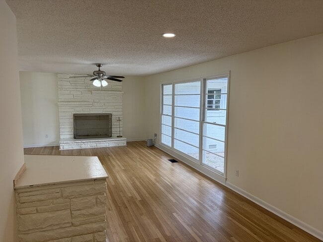 Building Photo - 4 Bed / 2 Bath House for Rent in Huntsville, AL 35802