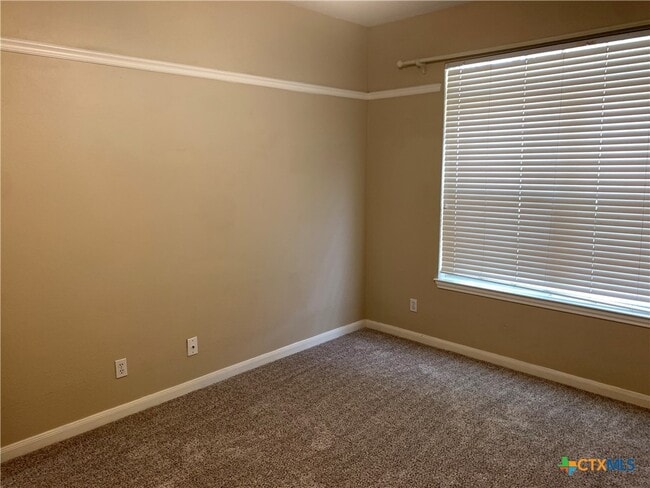 Building Photo - 947 River Rock