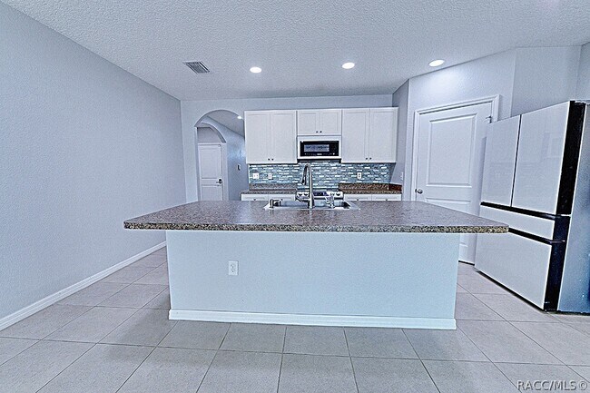 Building Photo - 320 W Runyon Loop