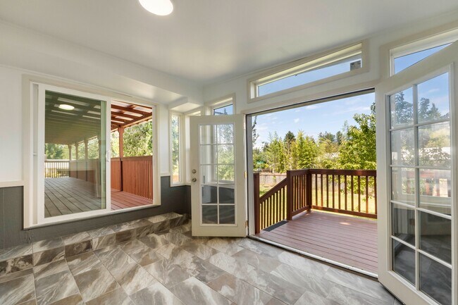 Building Photo - Spacious 5 Bedroom with Huge yard and 3 fireplaces