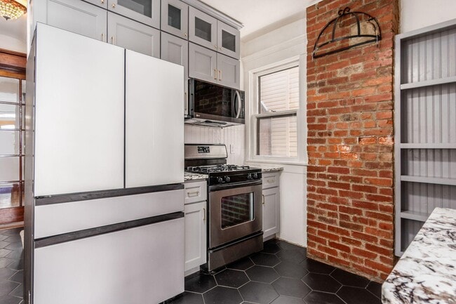 Building Photo - 415 W 5th Ave