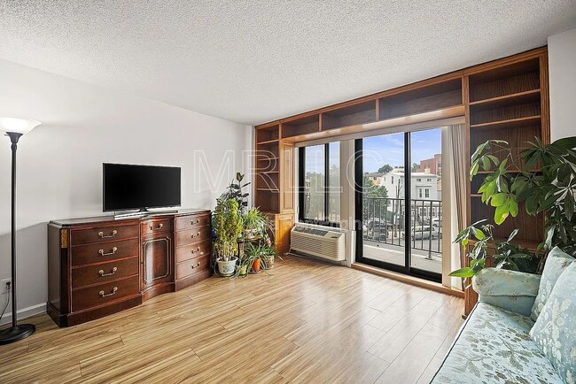 Building Photo - 2540 Shore Blvd