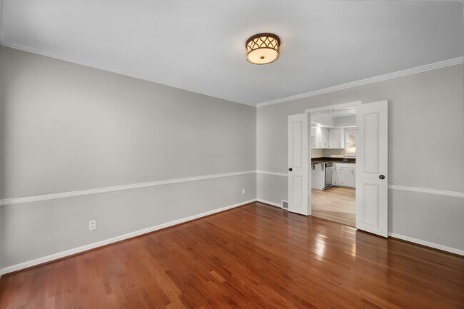 Building Photo - 3405 Hillvale Rd