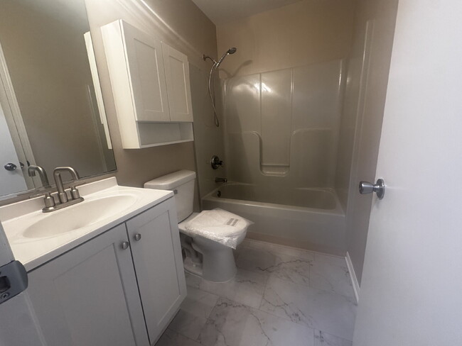 Building Photo - Recently Renovated 2-Bedroom Apartment in ...