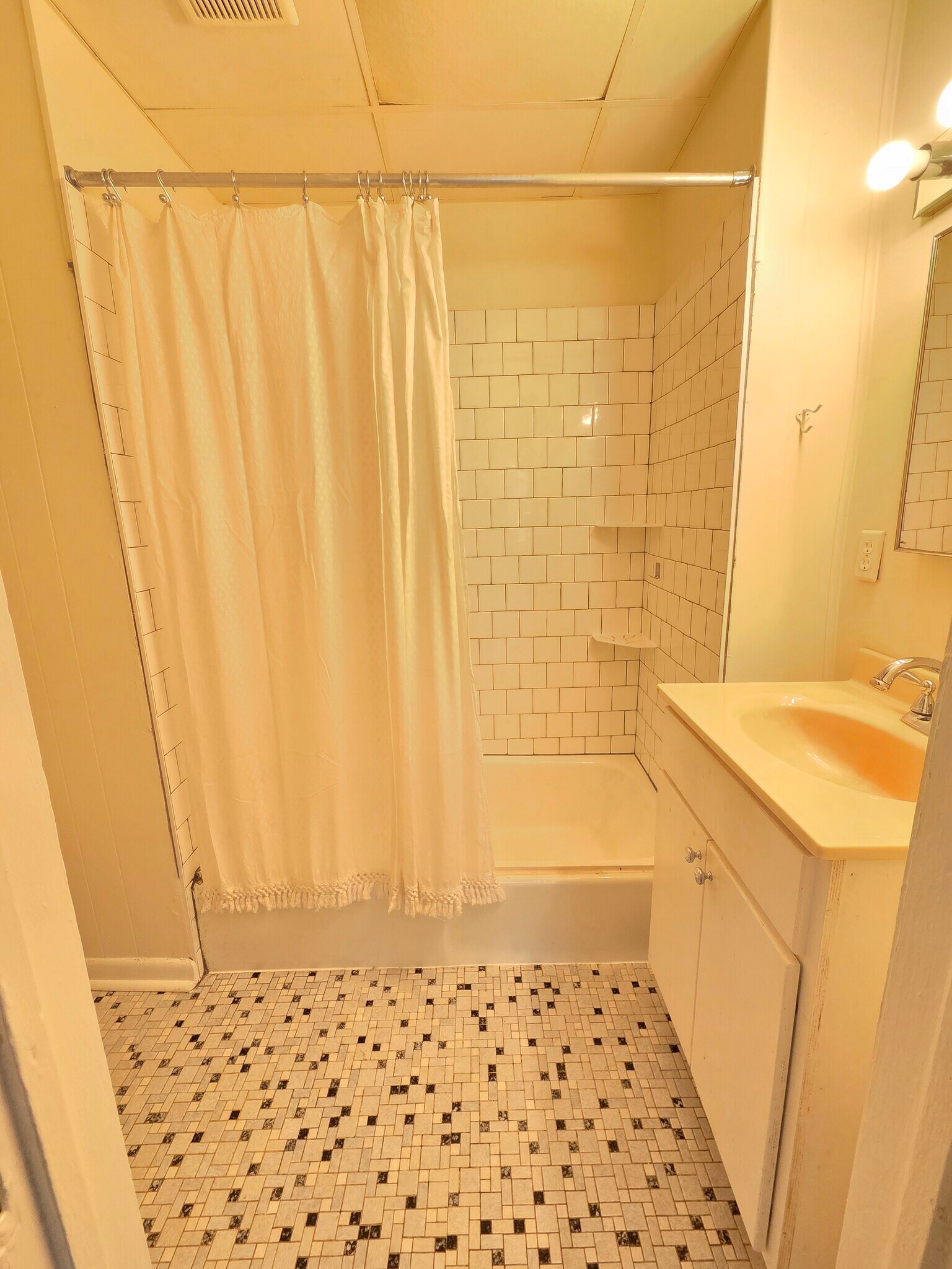 Bathroom with tub/shower - 974 N Highland Ave NE