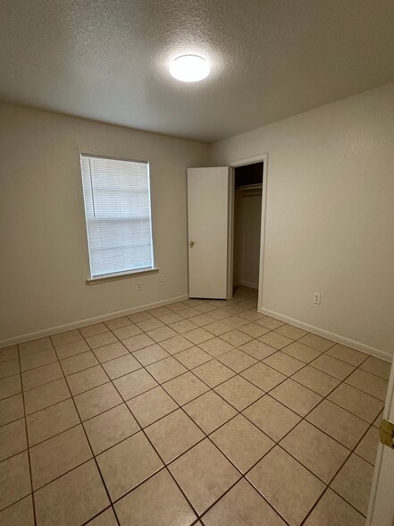 Building Photo - 409 Justin Ln