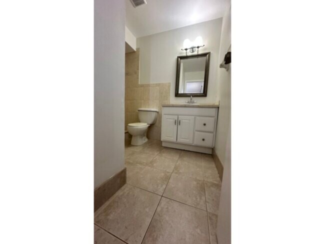 Building Photo - 2 Bedroom 2 bath Apartment- Convenient SW Cape Coral location!