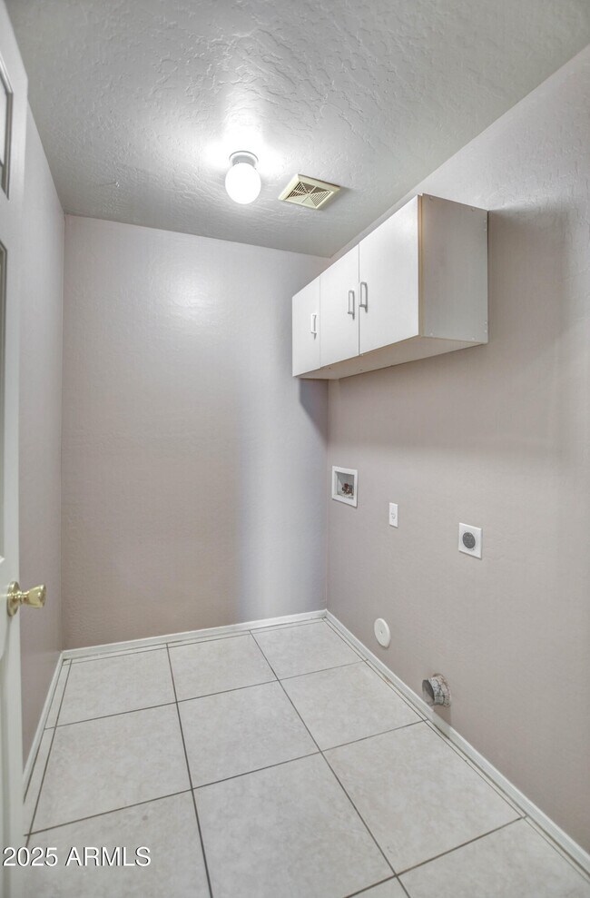 Building Photo - 6660 E Riverdale St