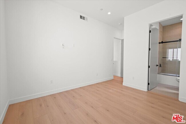 Building Photo - 5214 Satsuma Ave