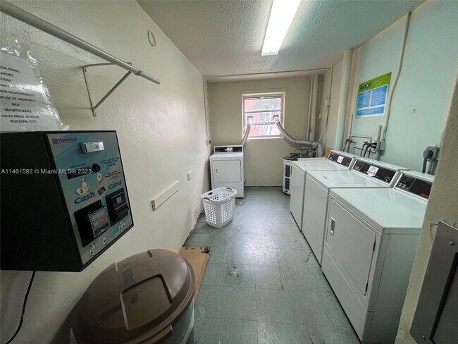 Building Photo - 501 NE 14th Ave