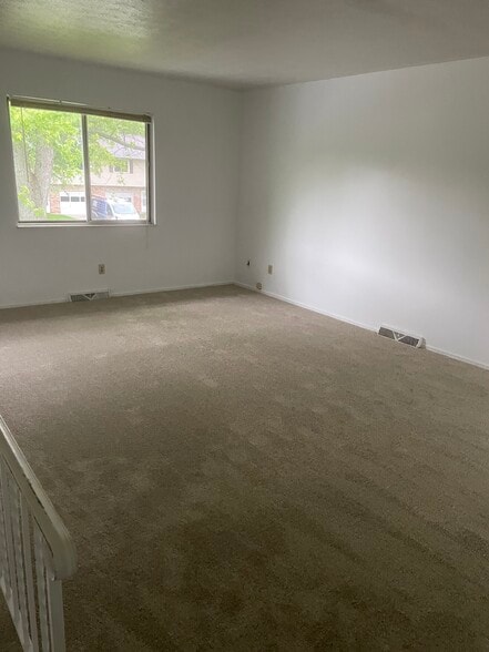 Building Photo - 4461 Maplepark Rd