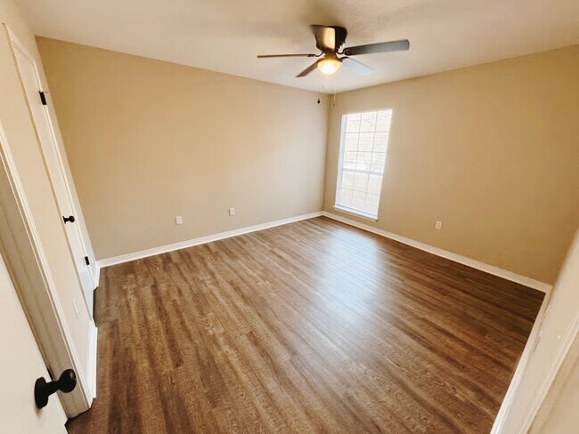Building Photo - 20 Knights Cove