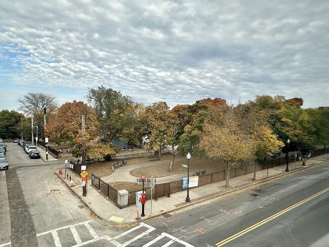 Building Photo - 372 Bunker Hill St