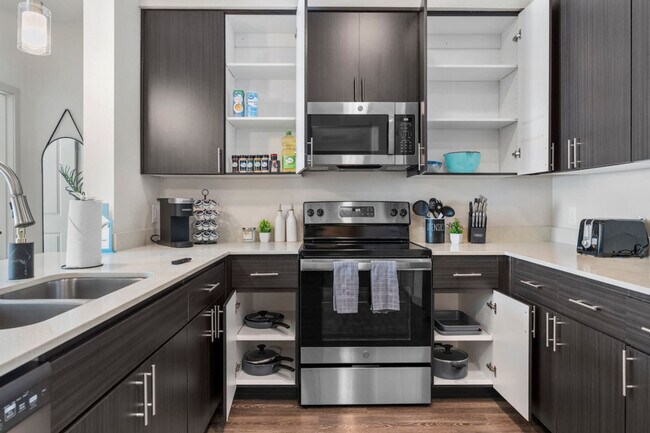 Building Photo - 711 W Broadway Rd