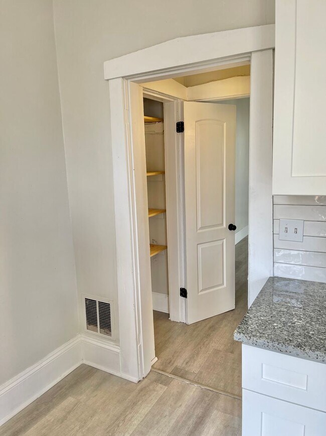 Building Photo - 918 Carpenter St