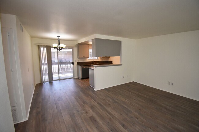 Building Photo - Gorgeous 2 Bedroom Condo