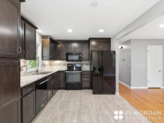 Building Photo - Adorable Westside Home Just Steps from Rockbrook Village!