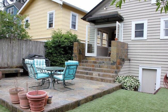 Building Photo - Beautiful Queen Anne Craftsman Home!