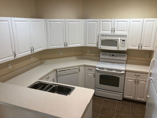 Building Photo - COMING SOON- Beautiful 3 room /2.5 bath Gated Community W/ Pool Close to the Skyway