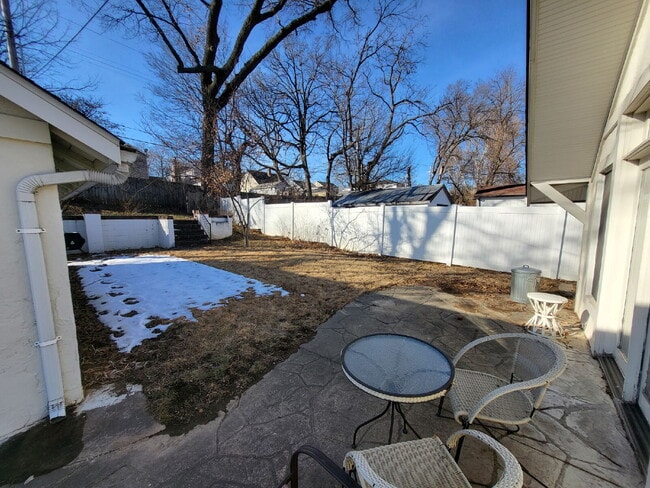 Building Photo - "Charming Brentwood house 2 bedrooms 1 Bathoom, Prime Location!"