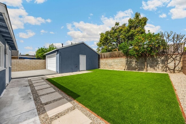 Building Photo - Adorable 2 Bed / 1 Bath