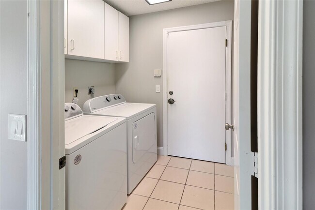 Building Photo - 11310 Lake Tree Ct