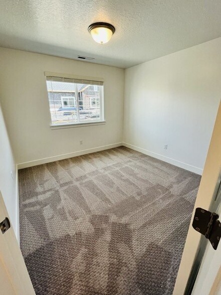 Building Photo - 909 N 1190 E